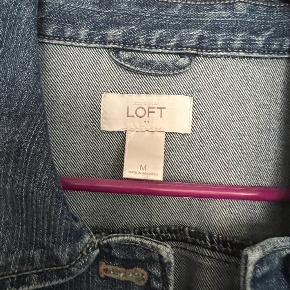 LOFT Women's Blue Jean Jacket; size Medium. Never worn; new/excellent condition. - Picture 3 of 8